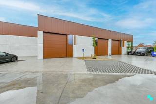 Deze KMO-unit van ca. 123 m² met automatische sectionaalpoort (afmeting ca. 4M x 6M) is zeer strategisch gelegen op de as Kortrijk - Roeselare...