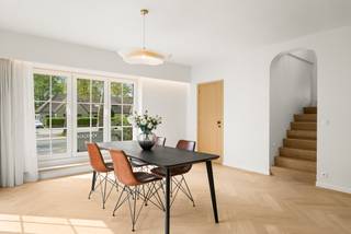 <p><strong>Karaktervolle totaalrenovatie met luxe afwerking, EPC A en uitzonderlijke tuin van 800 m²</strong><br />Op zoek naar een unieke combinatie van charme, ruimte en energiezuinig wonen? Deze <strong>prachtig gerenoveerde woning (2026)</strong> aan de Brusselsesteenweg 427 in Mechelen biedt het allemaal. Authentieke elementen werden met zorg behouden en gecombineerd met een hoogwaardige, moderne afwerking.</p><p></p><p><strong>Richtprijs: €779.000<br />Beschikbaarheid: vanaf akte<br />Onder registratiebelasting</strong></p><p></p><p><strong>Ruimte en indeling </strong><br />Met een <strong>bewoonbare oppervlakte van 286 m²</strong> geniet u van een uitzonderlijk ruimtegevoel. De woning verwelkomt u via een <strong>ruime inkomhal met apart gastentoilet</strong>. Verder beschikt ze over een <strong>volledig uitgeruste keuken</strong>, een <strong>open leefruimte met sterke connectie naar het terras en de tuin</strong>, een <strong>aparte bureau</strong> en een <strong>praktische wasruimte</strong>. Op de verdiepingen bevinden zich <strong>3 volwaardige slaapkamers</strong>. Een exclusieve badkamer in mortex, voorzien van bad, douche en dubbele lavabo. Daarnaast beschikt de woning over een <strong>ruime kelder met inpandige garage</strong>.</p><p><strong>Duurzaam en toekomstgericht</strong><br />Deze woning is volledig futureproof dankzij <strong>vloerverwarming op het gelijkvloers</strong>, een <strong>warmtepomp</strong>, <strong>zonnepanelen</strong>, een <strong>groendak</strong> en een <strong>EPC-label A</strong>.</p><p></p><p><strong>Afwerking en beleving</strong><br />De afwerking is van topniveau met materialen zoals <strong>mortex, natuursteen, travertin en parket</strong>. Authentieke accenten zoals een <strong>glas-in-lood tussendeur</strong> geven de woning extra karakter en warmte. Het verhoogde terras biedt een prachtig zicht op de <strong>diepe, oostgerichte tuin van 800 m²</strong>, met een achterliggend bos – een zeldzame oase van rust.</p><p>Gelegen op een <strong>strategische locatie (Mobiscore 8,9/10)</strong> met vlotte verbindingen naar het centrum van Mechelen, winkels, scholen en de as Antwerpen–Brussel.</p><p></p><p><strong>Een woning die u moet beleven. Plan vandaag nog uw bezoek en laat u verrassen.</strong><br /><strong>nico@altro-vastgoed.be - 04 88 42 42 24 </strong><br /><strong>emma@altro-vastgoed.be - 04 56 89 11 63</strong></p>
