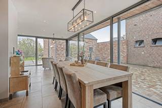 Deze mooie, instapklare woning in open bebouwing bevindt zich in Vissenaken, een deelgemeente van Tienen. De woning biedt bijzonder fijne,...