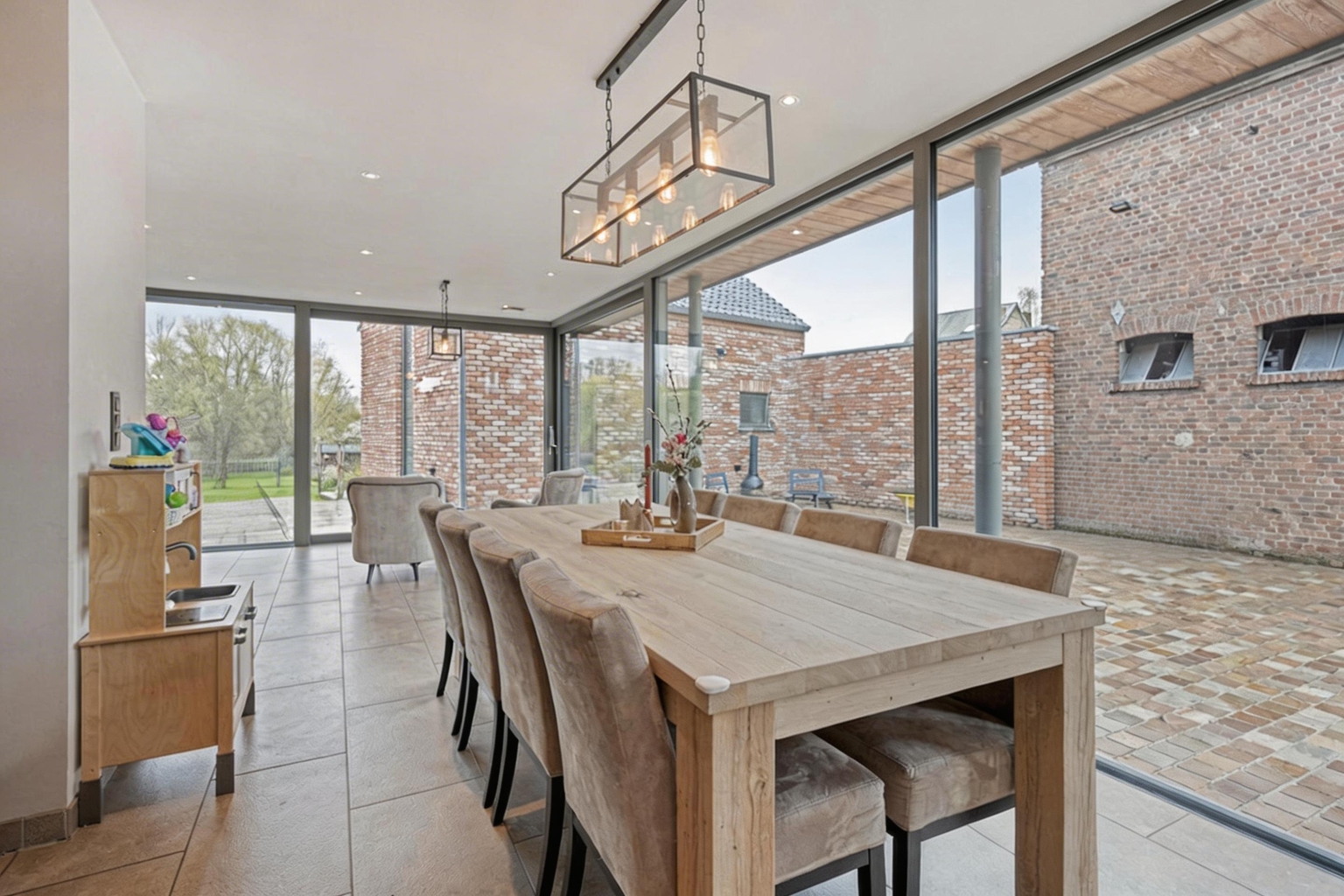 INSTAPKLARE WONING MET BIJGEBOUW EN RUIME GARAGE/LOODS - foto 3