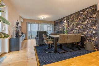 Ben je op zoek naar een luxueus gerenoveerd appartement met domotica en terras? Lees dan zeker verder!Dit instapklare appartement is gelegen in het...