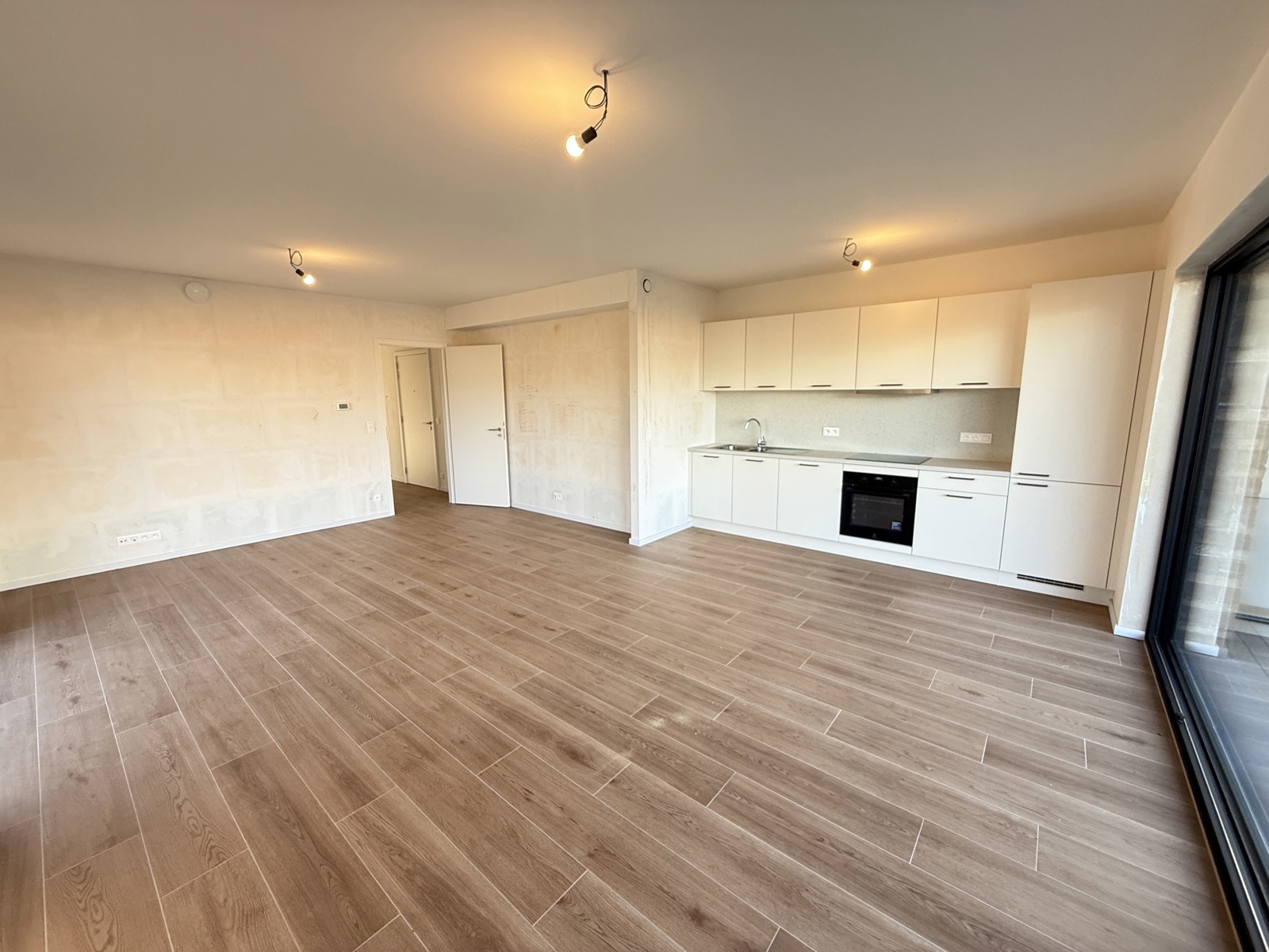 Gelijkvloers 2 slaapkamer appartement met tuin - foto 4