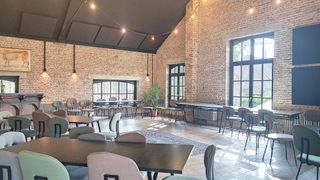 Op zoek naar een trendy locatie voor uw kantoor of praktijk?
Ontdek dit authentieke handelspand op toplocatie in het centrum van Tervuren. Op wandelafstand van het administratief centrum, bibliotheek, winkels, tram/bus, restaurants en het park.

De kantoorruimte (77 m²) ligt in een klein gebouw en is ideaal voor vrije beroepen (architect, advocaat, arts, psycholoog,...). Binnenin geniet u van authentieke elementen, hoge plafonds en veel lichtinval.

Lunchen of pauzeren kan in het restaurant Canapé op het gelijkvloers, binnenkort aangevuld met een urban koffiebar. Gratis parking in de buurt is een groot pluspunt voor personeel en bezoekers.

De nieuwe Panquin-site met luxewoningen ligt vlakbij. Dit kantoor tilt uw activiteiten gegarandeerd naar een hoger niveau.

Onmiddellijk beschikbaar.
Lasten: €650/maand (forfait): privé verbruik water/elektriciteit/verwarming, schoonmaak (ruimte/ramen), internet, gebruik toiletten restaurant, alarm.

Bijkomende informatie: dubbele beglazing (hout) - alarm - indien gewenst kan er een toiletruimte gecreëerd worden enkel en alleen toegankelijk voor de bezoekers/werknemers van de kantoorruimte.

Interesse of vragen?
Contacteer ons op 02/731 07 07 of via immo@home-consult.be