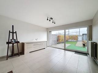 LOCATION:The apartment is located in the center of Aalter near the station. Restaurants, shops and the market are within walking distance. Via...