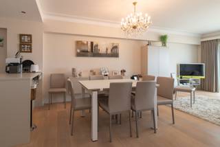 Very spacious fully renovated apartment with 2 bedrooms on the Zeedijk of Middelkerke. Very wide and bright living room with a terrace overlooking the sea, fully new open kitchen with all comforts. Bathroom with walk-in shower, separate toilet. 2 bedrooms with a terrace at the back. Private cellar included in the price!