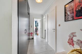 TE KOOP GERAARDSBERGENDit volledig gerenoveerde appartement ligt op de eerste verdieping van een rustige residentie (zonder lift) in Moerbeke...
