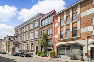 Karaktervolle en volledig gerenoveerde woning met een bewoonbare oppervlakte van 267 m² op een perceel van 5a 8ca, gelegen op een gunstige locatie in Tienen.<br /><br />Deze charmante woning uit 1930 combineert authentieke uitstraling met hedendaags wooncomfort en beschikt over een gunstig EPC-label B. De elektrische installatie wordt conform opgeleverd bij akte en bovendien is de woning asbestveilig.<br /><br />Via de inkomhal bereikt u de centrale leefruimte die het hart van de woning vormt, met een open keuken en ruime eetplaats die rechtstreeks uitgeeft op de tuin.<br /><br />Op het gelijkvloers bevindt zich eveneens een gastentoilet. Het tussenverdiep biedt een gezellige tv-ruimte. Op de eerste verdieping bevinden zich twee slaapkamers, waarvan één met een achterliggende bureauruimte die tevens perfect kan dienen als extra slaapkamer, dressing of hobbyruimte, alsook een badkamer en nachthal.<br /><br />De tweede verdieping omvat een ruime slaapkamer met bijhorende bureauruimte en zithoek. Vanuit deze verdieping heeft u toegang tot een aangenaam terras met een prachtig uitzicht over de groene tuin en de stad Tienen.<br /><br />De woning is volledig onderkelderd en beschikt over een inpandige garage. Zowel via de eetplaats als via de kelder heeft u toegang tot de fraai aangelegde, noordwest georiënteerde tuin. Deze groene oase werd met zorg onderhouden en omvat een ruim terras en een charmante houten tuinserre.<br /><br />De ligging is een absolute troef: in de nabijheid van winkels, scholen, openbaar vervoer en belangrijke invalswegen, terwijl ook het stadscentrum van Tienen vlot bereikbaar is. Een unieke woning voor wie ruimte, karakter en comfort wil combineren met een uitstekende bereikbaarheid.<br /><br />Interesse? Contacteer ons vandaag nog voor een bezichtiging en ontdek de mogelijkheden!<br /><br />Bijkomende info (EPC, bodemattest, elektriciteit,...) kan U hieronder downloaden ↓