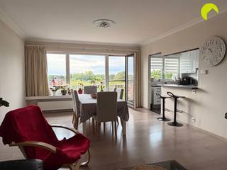  Cet appartement lumineux de 3 chambres à coucher se trouve au 5ème étage d'un immeuble calme.Proche des voies d'accès, des transports publics, des...