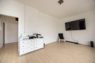 <h2>Lichtrijk 1-slaapkamerappartement op toplocatie in Wilrijk – Ideale investering!</h2><p><strong>Algemeen:</strong> Bent u op zoek naar een gezellig, zonovergoten appartement of een slimme vastgoedinvestering? Dit charmante 1-slaapkamerappartement ligt aan de voorzijde van een kleinschalig gebouw, pal tegenover het Sint-Augustinusziekenhuis. Dankzij de strategische ligging nabij de <strong>Groenenborgerlaan</strong> en de <strong>Pieter Coeckelaan</strong> bevindt u zich hier op wandelafstand van winkels, scholen en openbaar vervoer.</p><p><strong>Investeringsinfo:</strong> Het appartement is momenteel betrouwbaar verhuurd via het Sociaal Verhuurkantoor (SVK) voor <strong>€ 476,83 per maand</strong> (inclusief water en kosten gemene delen). De overeenkomst loopt mits opzeg tot 15/12/2028. Een zorgeloze start van uw vastgoedportefeuille!</p><h3>Indeling van het appartement:</h3><ul><li><p><strong>Inkomhal:</strong> voorzien van handige ingemaakte kasten en een vestiaire.</p></li><li><p><strong>Leefruimte:</strong> Een royale, sfeervolle woonkamer die baadt in het natuurlijke licht — zonder twijfel de grootste troef van dit appartement!</p></li><li><p><strong>Keuken:</strong> Volledig ingerichte keuken met voldoende kastruimte, spoelbak, oven, vaatwasser, elektrisch fornuis en een praktische aansluiting voor de wasmachine.</p></li><li><p><strong>Slaapkamer & Badkamer:</strong> 1 comfortabele slaapkamer en een verzorgde badkamer uitgerust met een ligbad, wc en een wastafel in meubel.</p></li></ul><h3>Interesse?</h3><p>Zoekt u een instapklaar en gezellig appartement op een absolute toplocatie? Wees er dan snel bij! 📞 Neem direct contact op met <strong>Altro-vastgoed</strong> via <strong>03/459.89.59</strong> voor meer informatie of een bezoek.</p>