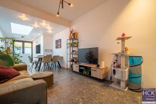 De liggingDeze tot in de puntjes gerenoveerde woning is werkelijk uitmuntend gelegen, op wandelafstand van het centrum en shoppingscentrum 'K in...