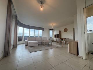 Dit uitstekend onderhouden appartement bevindt zich op de derde verdieping in het centrum van Bree. <br /><br />Het appartement omvat een ruime leefruimte met aansluitend een volledig ingerichte keuken met alle comfort vandien. Daarnaast is het appartement voorzien van een lange nachthal die toegang biedt tot twee slaapkamers waarvan één reeds wordt gebruikt als bureauruimte, een apart toilet, geïnstalleerde badkamer met douche en badkamermeubel en tot slot de technische ruimte die ook gebruikt kan worden als wasplaats. <br /><br />Daarnaast beschikt het appartement over een autostaanplaats en een praktische kelderberging. Zowel het appartement als de autostaanplaats en berging zijn perfect bereikbaar via de trap of met de lift.<br /><br />Dankzij de ligging zijn winkels, scholen, horeca en openbaar vervoer vlot bereikbaar te voet of met de fiets.<br /><br />Huurprijs: 870,00 EUR/maand<br />Plaatsbeschrijving: 250,00 EUR incl. BTW<br />Vaste kosten: 90,00 EUR/maand (forfaitair bedrag)