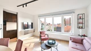 Volledig gerenoveerd appartement met een uniek zicht over de villa’s te Churchilllaan.Ideaal gelegen 2-slaapkamer appartement waar u kunt genieten...