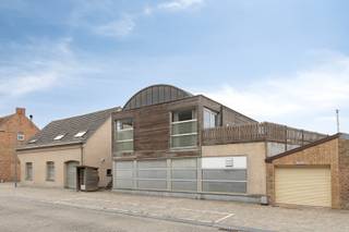 In het dorpscentrum van Nieuwkapelle, een landelijke en rustige deelgemeente van Diksmuide, bieden we u deze handels- of opslagruimte met...