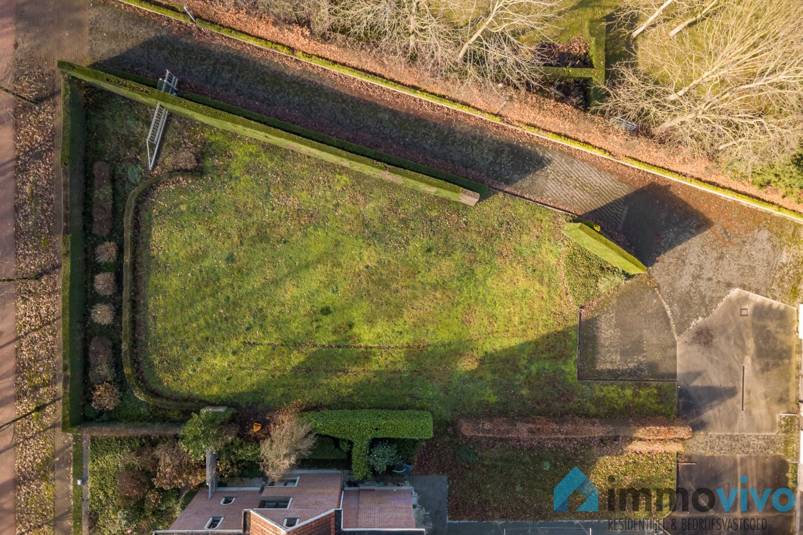 Ruime villa met garage en zwembad + bouwgrond + 2 magazijnen  - foto 4