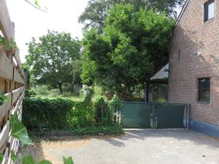 Een oudere woning (HOB) die toe is aan een grondige totaalrenovatie op een prachtig zuidwest gericht perceel van ca. 1270m² net buiten het centrum van Kontich. Wie liever opnieuw begint, vindt hier een interessante opportuniteit voor een afbraak- en herbouwproject, uiteraard onder voorbehoud van de geldende stedenbouwkundige voorschriften.<br />Het perceel heeft een straatbreedte van ongeveer 14 meter, gevelbreedte huidige woning 9 meter. Achteraan is een verrassend grote tuin, een enorme troef van dit eigendom.<br />De woning zelf heeft een zeer klassieke indeling met op het gelijkvloers de woonkamer, keuken en badkamer in de achterbouw en achtergelegen berging en stalling. Droge kelderruimte en een opkamer. Onder schuin dak de zolder opgesplitst in verschillende kamers. Er is tevens nog een smalle inpandige garage met ketel CV.<br />Vele mogelijkheden en een mooie ligging op wandelafstand van het centrum, scholen, winkels, vlotte bereikbaarheid via diverse gewestwegen en de E19 Antwerpen-Brussel. Te bezoeken op afspraak. SI in aanvraag.