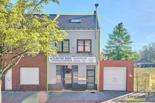 <p><span>Handelspand met duplexappartement met zeer interessante mogelijkheden: te gebruiken als handelspand met woonst, mogelijkheid tot kangoeroewoning en mogelijkheid tot het omvormen tot tweewoonst.Interessant is dat de nutsvoorzieningen ( gas,electriciteit en water) reeds apart opgesplitst zijn.<br /></span><span>Het handelspand op het gelijkvloers(100 m²)</span><span><br />beschikt over een eigen ingang die toegang geeft tot de handelsruimte. Achter deze kamer bevindt zich een 2de kamer en bureau met keuken. Achteraan bevindt zich de badkamer met toilet, wastafel en ligbad. Aparte toegang tot het overdekte terras.<br /></span><span>Het duplexappartement (125 m²)<br /></span><span>Beschikt over een aparte ingang waar de trap tot de eerste verdieping leidt.<br />Rechts kom je op een terras in bankirai.<br />Links kom je in de ruime woonkamer met open keuken. Deze keuken is o.a. uitgerust met vaatwasmachine.<br />Op deze verdieping vind je ook de badkamer met badkamermeubel met dubbele wastafel, ligbad en toilet.<br />Op de 2de verdieping kom je bij de 2 slaapkamers en nog een open bergruimte.<br />Onderaan in het gebouw bevindt zich nog een kleine kelder.<br />De elektriciteit van het handelspand en het duplexappartement is conform, verwarming is met aardgas.<br />Het dak is vernieuwd, zeer veel ramen zijn ook vernieuwd.<br />Ook interessant voor investeerders, het appartement is verhuurd. Mits opfrissing van het handelspand kan u ook genieten van 2 huuropbrengsten.<br />Een aantal foto's geven je weer hoe het pand kan worden na renoveren. </span></p><p><span> </span></p><p><span>Dit pand kan onderhevig zijn aan de renovatieverplichting die door de Vlaamse overheid wordt opgelegd voor niet-residentiële gebouwen. Consulteer voor meer informatie de website van het Vlaams Energie- en Klimaatagentschap via </span><span><span>https://www.energiesparen.be/nr/renovatieverplichting</span></span></p><p><span> </span></p><p><span>Bestuursmaatregelen in het maatregelenregister: nee</span><span> </span></p><p><span> </span></p>