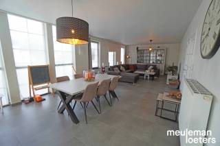 De combinatie van veel lichtinval en prachtige woonvolumes maken van dit appartement een echte topper. Daarnaast heeft het appartement ook een...