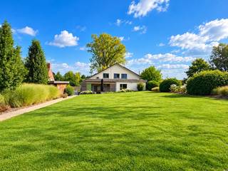 INSTAPKLARE VILLA met 3 SLAAPKAMERS en PRACHTIG LANDELIJK VERZICHT op een perceel van ca. 1.577 M² te GERAARDSBERGEN! Deze charmante open bebouwing werd in 2008 VOLLEDIG GERENOVEERD en in 2017 verder verfraaid met duurzame materialen. De woning biedt een AANGENAAM WOONCOMFORT en beschikt over 28 ZONNEPANELEN, THUISBATTERIJ VAN 15 KW, laadpaal, airco, conforme elektrische installatie en uitgebreide beveiliging. Binnen geniet u van een LICHTRIJKE LEEFRUIMTE met halfopen ingerichte keuken, een praktische wasplaats, inpandige garage met douche, kelder en zolder. Op de verdieping bevinden zich 3 VOLWAARDIGE SLAAPKAMERS, een dressing en een ingerichte badkamer. Buiten vormen het deels afsluitbare, OVERDEKTE TERRAS en de RUIME TUIN met OPEN ZICHT OP DE OMLIGGENDE VELDEN echte troeven. Een tuinhuis met overdekte zithoek, duivenhok en ruime oprit met elektrische toegangspoort vervolledigen het geheel. Dankzij de RUSTIGE, LANDELIJKE LIGGING en VLOTTE BEREIKBAARHEID is dit de ideale gezinswoning voor wie ruimte, privacy en comfort zoekt!<br /><br />Adres: Moenebroekstraat 114 te Geraardsbergen<br /><br />EPC: 200kWh/m²; G-score en P-score A; Bestuursmaatregelen in maatregelenregister: Neen; Beschikbaar bij akte