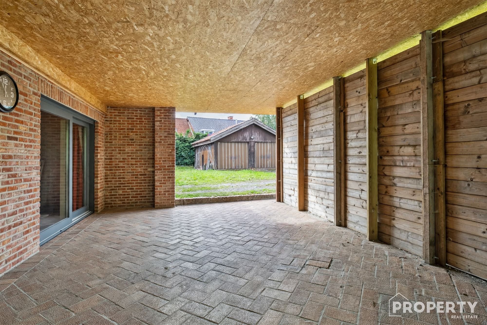 HALFOPEN BEBOUWING MET GROTE TUIN EN DUBBELE GARAGE - foto 5