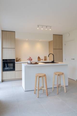 Hectaar realiseert vier halfopen bebouwingen, gelegen op ruime percelen met groenzicht. Je geniet van een vlotte bereikbaarheid en nabijheid van alle voorzieningen. <br />Jouw woning voldoet aan de energienormen, wat resulteert in lagere energiekosten, alsook meer comfort. Als koper krijg je de kans om volledig inspraak te hebben in de inrichting en afwerking van jouw woning. In samenspraak met onze betrouwbare partnerleveranciers kies je zelf de materialen en afwerking volgens smaak en budget.<br /><br /><strong>Indeling van de woningen:</strong><br />Gelijkvloers: inkomhal met gastentoilet, lichtrijke leefruimte met open keuken en een inpandige garage. <br />Verdieping: nachthal met apart toilet, 3 ruime slaapkamers en badkamer met ligbad, douche en dubbel lavabomeubel.<br />Zolder: toegankelijk via het zolderluik - ideaal als extra opbergruimte. <br /><br /><strong>Troeven van deze woningen:</strong>
<ul>
	<li>Energiezuinig en toekomstgericht wonen</li>
	<li>Verwarming via lucht/water warmtepomp met vloerverwarming </li>
	<li>Ruime percelen met zicht op groen</li>
	<li>Regenwaterput 7.500l (aangesloten op toiletten/wasmachine/buitenkraan)</li>
	<li>Inpandige garage </li>
</ul>
Ben je op zoek naar een nieuwe thuis? Neem gerust contact met ons op voor een afspraak.<br /><span>(Foto's zijn referentiebeelden van voorgaande projecten)</span>