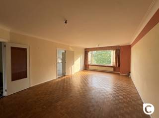 <h1><span>Ruim 3-slaapkamerappartement met terras in Berchem!</span></h1><p><span>Welkom in dit ruime en aangename 3-slaapkamerappartement, gelegen aan de Fruithoflaan in het verzorgde gebouw Pallas Athena, voorzien van een lift.</span></p><p><span>Het appartement geniet van een uitstekende ligging. </span><span>Niet alleen bent u super gelegen qua (buurt)winkels, ook bent u op een boogscheut van belangrijke invalswegen.</span></p><h3><span>Inkomhal, leefruimte en keuken</span></h3><p><span>U betreedt het appartement via een ruime inkomhal, voorzien van een parlofoon en een praktische, ingemaakte vestiairekast.</span></p><p><span>De bijzonder ruime leefruimte biedt veel mogelijkheden voor een comfortabele en sfeervolle inrichting. </span></p><p><span>Aansluitend bevindt zich de keuken, die beschikt over een kookvuur, oven, vaatwasser, koelkast, diepvriezer en een grote hoeveelheid kastruimte. Daarnaast is er een handige berging aanwezig.</span></p><h3><span>Slaapkamers en badkamer</span></h3><p><span>Het appartement beschikt over drie slaapkamers. 1 van de slaapkamers is uitgerust met ingebouwde kasten. Vanuit 1 van de slaapkamers heeft u rechtstreeks toegang tot het aangename terras, een ideale plek om in alle rust van de buitenlucht te genieten.</span></p><p><span>De badkamer is uitgerust met een ligbad met douchecombinatie, een enkele lavabo en een toilet.</span></p><p><span>Daarnaast beschikt het appartement over een apart gastentoilet met handenwasser.</span></p><p><span> </span></p><p><span> </span></p><p><span>Huurprijs, kosten &amp; beschikbaarheid: </span></p><p><span>Maandelijkse huurprijs: 975,00 euro/maand </span></p><p><span>Maandelijkse provisiekosten: 260,00 euro/maand (incl: water, elektriciteit, verwarming onderhoud gebouw, lift...)</span></p><p><span>Beschikbaarheid: Onmiddellijk</span></p><p><span> </span></p><p><span>Mis deze unieke kans niet! </span></p><p><span> </span></p><p><span> </span></p>