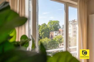 <p><span>Appartement de 2 chambres à coucher élégamment rénové avec terrasse ensoleillée à Berchem - Harmonie</span></p><p><span>Découvrez cet appartement magnifiquement rénové de 95 m² avec une spacieuse terrasse de 10 m² à l'arrière, situé dans un immeuble bien entretenu à Berchem. Grâce à une rénovation bien pensée avec des matériaux de qualité, une lumière abondante et un label EPC B, cet appartement offre un équilibre parfait entre confort, style et durabilité.</span></p><p><span> </span></p><p><span>Berchem est depuis des années l'une des zones résidentielles les plus populaires d'Anvers, et ce n'est pas un hasard. Le quartier Harmonie combine des établissements de restauration branchés et des magasins locaux avec des espaces verts tels que le parc Albert, situé à proximité. Grâce à la facilité d'accès, vous pouvez vous rendre en quelques minutes sur le Ring d'Anvers et dans le centre-ville. Les transports publics, les écoles et d'autres commodités sont accessibles à pied, ce qui rend cet endroit particulièrement attrayant pour ceux qui souhaitent une vie urbaine sans sacrifier la tranquillité et l'accessibilité.</span></p><p><span> </span></p><p><span>L'agencement</span></p><p><span>Dès l'entrée, vous pénétrez dans un agréable hall d'entrée avec porte de sécurité, qui donne immédiatement le ton pour le reste de l'appartement : une combinaison de finitions de qualité et d'agencement fonctionnel. L'espace de vie spacieux bénéficie de la lumière du soleil tout au long de la matinée grâce aux grandes fenêtres qui s'étendent jusqu'au sol , créant ainsi une sensation d'ouverture et d'aération. Au printemps et en été, la lumière du soleil pénètre merveilleusement dans le salon et la cuisine, rendant cet espace encore plus agréable.</span></p><p><span>La cuisine ouverte attire tous les regards. Elle est réalisée dans des matériaux de haute qualité, avec un plan de travail en céramique, une plaque de cuisson à induction, un lave-vaisselle, un réfrigérateur, un four combiné et des placards de qualité garantis 10 ans. Les appareils de cuisine bénéficient d'une garantie supplémentaire de 5 ans, ce qui souligne encore la solidité de cette rénovation.</span></p><p><span> </span></p><p><span>Il y a également deux chambres spacieuses avec beaucoup de lumière naturelle et une pièce de rangement séparée avec la plomberie pour un lave-linge et un sèche-linge. La salle de bains complète parfaitement l'élégance naturelle de l'intérieur, avec un carrelage élégant qui s'harmonise avec le parquet en chêne naturel huilé qui traverse tout l'appartement.</span></p><p><span>Depuis les chambres, vous avez accès à la terrasse ensoleillée d'environ 10 m² à l'arrière, où vous bénéficiez d'une grande intimité et d'une vue paisible , un endroit idéal pour se détendre après une journée bien remplie.</span></p><p><span> </span></p><p><span>Atouts supplémentaires</span></p><p><span>- Surface habitable : 95 m² + 10 m² de terrasse</span></p><p><span>- Label énergétique EPC B</span></p><p><span>- Cave de rangement incluse</span></p><p><span>- Porte blindée et vitrage acoustique</span></p><p><span>- Eclairage LED haut de gamme avec garantie de 5 ans inclus</span></p><p><span>- Rénovation complète réalisée par un entrepreneur belge</span></p><p><span>- Chauffage privé et consommation d'eau inclus dans les frais communs</span></p><p><span>- Électricité conforme à l'AREI et sans amiante</span></p><p><span> </span></p><p><span>Cet appartement offre tout ce que l'on peut attendre d'un logement moderne et économe en énergie : des finitions de qualité, une lumière naturelle abondante, une situation calme et des équipements pratiques tels qu'une cave et un local à vélos. Un choix idéal pour ceux qui recherchent un confort prêt à l'emploi au cœur de Berchem.</span></p>