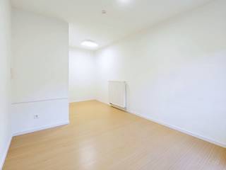 For more information and viewings: maxime.l@weinvest.be - 02 315 77 22<br />We Invest is pleased to present this exclusive student apartment in the STUDEOPOLIS residence, located right next to the historic center. Situated in a rapidly developing neighborhood at the heart of the T&T project, this property represents a particularly attractive investment opportunity with strong potential for appreciation<br />This 19-square-meter furnished room, located on the 5th floor and in excellent condition, features a sleeping area, a comfortable office corner, and a private shower room with a toilet. The investment is designed to be simple and hassle-free: the units are rented out and managed, with no stress for the owner.<br />Demand for student housing remains strong, which limits the risk of rental vacancies. Professional rental management handles the legal, accounting, and logistical aspects, while the luxury residence, which is regularly maintained, preserves the property’s quality over time.<br />STUDEOPOLIS offers numerous amenities: study and co-working rooms, a gym, relaxation areas, shared kitchens, outdoor spaces, an inner courtyard, a laundry room, and a bike storage area. Current rental value: €560/month (excl. utilities). Net yield: 3.45%, with positive cash flow.<br />The offer includes 4 units in total. <br />Contact us to schedule a tour! Don’t miss out on all our exclusive listings at WWW.WEINVEST.BE