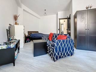 In de Carolystraat 38 te Elsene, op slechts 100 meter wandelen van het De Meeus- en Luxemburgplein, mooie gemeubelde studio van ± 38 m² te koop, op...