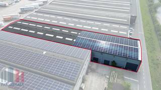Centraal gelegen magazijnruimte met een oppervlakte van ca. 2.850 m², gelegen in de industriezone Herdersbrug.<br /><br />De magazijnruimte met een vrije hoogte van +/- 6,60 m vrije hoogte is toegankelijk via 2 laadkades en 2 automatische sectionale poorten (5.10 B x 4.70 H). Bijkomend is de ruimte voorzien van sanitair, de nodige elektrische voorzieningen, verlichting, een lichtstraat en een polybetonvloer in goede staat. Via een trap is er een directe toegang tot een kantoorruimte van +/- 108 m².<br /><br />Strategisch gelegen op slechts 2,6 km van de Expressweg (N31), met vlotte verbindingen naar zowel de A11 als de E40.<br />Tevens mogelijkheid om extra kantoorruimte te huren. Onmiddellijk beschikbaar. Ruime parkeer- en manoeuvreerruimte voorzien op het terrein.<br /><br />Contacteer PANORAMA B2B voor bijkomende (technische) informatie of een vrijblijvend plaatsbezoek via 0476 215 115.