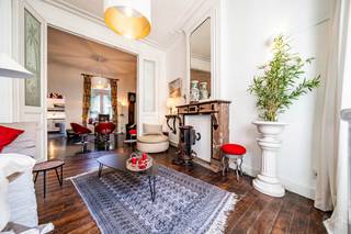 We Invest à le plaisir de vous présenter cette maison de maître unifamiliale de caractère datant de 1860, idéalement située dans une rue calme du centre-ville de Nivelles, avec une agréable vue sur la collégiale. Elle offre de beaux volumes et un fort potentiel d’aménagement.<br /><br />Le bien se prête parfaitement à un projet de colocation avec 4 chambres, sans nécessité de permis spécifique. Une 5ᵉ chambre existe déjà et se présente sous forme de suite avec salle de bain, offrant un potentiel supplémentaire sous réserve de l’obtention d’un permis. La distribution sur plusieurs niveaux permet une organisation fluide des espaces de vie et de nuit, tout en conservant une bonne indépendance entre les occupants. Rentabilité d’environ 5% net.<br /><br />Le rez-de-chaussée comprend un vaste séjour salon/salle à manger avec belle hauteur sous plafond, moulures d’époque, ainsi qu’une cuisine équipée avec accès à une cour intérieure.<br /><br />Les étages offrent plusieurs chambres déjà existantes chacune avec leur salle de bain, dressing et wc.<br /><br />Les caves aménagées constituent un réel atout complémentaire, avec notamment la possibilité d’y créer un local poubelle. Un espace vélo peut également y être facilement prévu, répondant aux besoins actuels des occupants urbains.<br /><br />Sécurité incendie : bâtiment équipé conformément aux exigences de sécurité incendie, avec portes et cloisons coupe-feu, système d’alarme et sirène, extincteurs, boîtes de secours et isolation RF entre les étages.<br /><br />Ce bien combine emplacement stratégique, cachet et potentiel de rendement locatif.<br /><br />Faire offre à partir de 450.000 €, sous réserve d'acceptation des propriétaires.