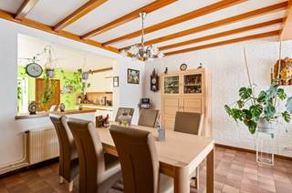 Charmante woning op een ruim perceel van 250 m² te Duffel-Oost. De woonkamer straalt gezelligheid uit met zijn warme elementen en open ruimte,...