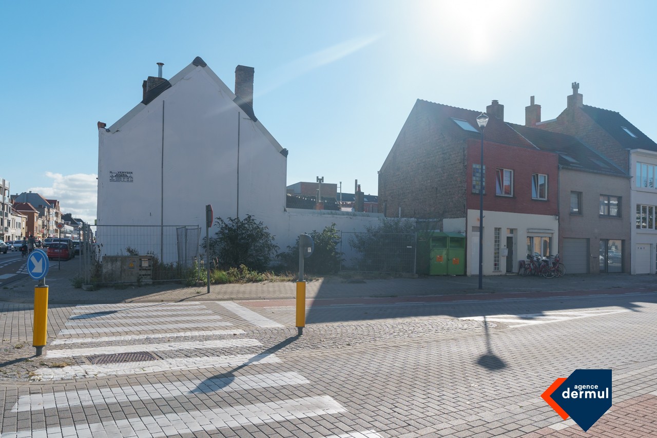 Stuk bouwgrond gelegen op commerciële hoek Torhoutsesteenweg/Mariakerkelaan (17m5 x 4m5)