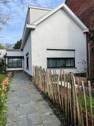 Deze charmante woning is gelegen in Sint-Amands, vlakbij winkels, scholen en mooie wandelroutes. <br />De woning beschikt over 3 slaapkamers, waarvan er 2 aan elkaar gekoppeld zijn. <br />De grootste slaapkamer beschikt over een Daikin warmtepomp, die kan koelen en verwarmen. <br />Het aparte toilet en de badkamer bevinden zich op de benedenverdieping. <br />Verder zijn er nog 2 ruime bergingen aanwezig, waarvan 1 zich rechtstreeks aan de keuken bevindt. Hier werd o.a. de vrijstaande vaatwasser geplaatst welke mee kan worden overgenomen bij verkoop. <br />Er zijn 12 zonnepanelen aanwezig en een thuisbatterij. (10 Kw) <br />De elektriciteit is conform, de woning beschikt over energielabel B met een score van 198. <br />Het merendeel van de ramen werd vervangen in 2023, de boiler werd nog vernieuwd in 2026. <br />Het terras is afgesloten en biedt veel privacy, hier kan de hele dag genoten worden van de zon. <br />Verder is er nog een oprit + garage, waardoor parkeergelegenheid verzekerd is.