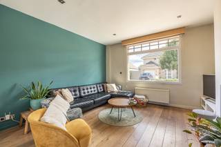 Bent u op zoek naar een ruime gezinswoning met een grote tuin én een magazijn? Deze gezellige woning combineert een praktische indeling met heel wat ruimte! <br />Via de inkomhal met ingemaakte kasten betreden we de woning. De gezellige woonkamer op houten vloer sluit aan op de volledig uitgeruste keuken, voorzien van een gasfornuis, dampkap, combi-oven, stoomoven, Amerikaanse koel-vriescombinatie en een vaatwasser. Verder beschikt het gelijkvloers over een ruime berging, een aparte wasplaats, een badkamer met ligbad en dubbele lavabo en een afzonderlijke douchekamer met douche en toilet. Op de eerste verdieping bevinden zich drie slaapkamers, waarvan twee voorzien zijn van airconditioning. De zolderverdieping werd ingericht als een vierde slaapkamer, eveneens uitgerust met airconditioning. Ook buiten heeft deze woning heel wat te bieden. Het ruime terras sluit aan op de grote tuin. Het magazijn is ideaal voor wie nood heeft aan extra een atelier, een hobby- of werkruimte. Ook op technisch en energetisch vlak scoort de woning goed. Zo beschikt ze over een conforme elektrische installatie, een asbestveilig attest en een EPC-score van 274, mede dankzij de aanwezige zonnepanelen en airconditioning. Wenst u meer info? Contacteer ons via 03 568 03 03 of lauren@vastgoed03.be
