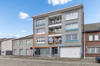 <p>Op een rustige ligging in Denderleeuw bevindt zich dit <strong>instapklare appartement van 80 m²</strong>, gelegen op de eerste verdieping. Winkels, scholen en het treinstation bevinden zich op wandelafstand. Het appartement verkeert in zeer goede staat en beschikt bovendien over een <strong>gunstig EPC-label B!</strong><br />De indeling omvat een inkomhal, een lichtrijke living met salon en eetplaats, een berging, een badkamer en twee slaapkamers. Tevens beschikt het appartement over een balkon.<br /><strong>Ideaal voor eigen bewoning of als investering! </strong>Geen lift aanwezig - Buitenschrijnwerk in PVC met dubbele beglazing  - <strong>geen syndicuskosten!</strong>.</p>