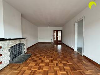 <p><span>Dit instapklare appartement situeert zich in een rustige woonwijk in Deurne, nabij de grens met Borsbeek. Openbaar vervoer, winkels, het Wijnegem Shopping Center en alle belangrijke invalswegen zijn vlakbij. </span></p><p><span>Het is een klein en rustig gebouw bestaande uit 6 appartementen, met een fietsenstalling vooraan.</span></p><p><span> </span></p><p><span>Indeling:</span></p><p><span>We betreden het appartement op de eerste verdieping via de inkomhal met een apart toilet . Aan de voorzijde van het gebouw bevindt zich de zonnige living op een mooie parketvloer.<br />Aansluitend vinden we de vernieuwde keuken welke is ingericht met veel kasten, een spoelbak en een dampkap, de overige toestellen dient men zelf te voorzien. </span></p><p><span> </span></p><p><span>Achteraan zijn er 2 slaapkamers (13 m² en 10 m²), met een mooi en groen uitzicht. Vanuit de kleinste slaapkamer heb je toegang tot het kleine terrasje.</span></p><p><span>De badkamer is uitgerust met een ligbad met douche-voorziening en een lavabo. Tevens is hier ook een aansluiting voorzien voor de wasmachine en een condentie droogkast.</span></p><p><span> </span></p><p><span>Verder hoort er bij het appartement nog een kelderberging, en kan u gebruik maken van de gemeenschappelijke fietsenstalling vooraan het gebouw.</span></p><p><span> </span></p><p><span>Praktische info: </span></p><ul><li><span>Onmiddellijk beschikbaar</span></li><li><span>Maandelijkse kosten: € 55 (inclusief provisie water, minuterie en onderhoud van de verwarmingsketel)</span></li><li><span>Waarborg: 3 maanden huur!</span></li><li><span>Plaatsbeschrijving: € 225,-</span></li><li><span>EPC: 98 kWh/m²</span></li></ul><p><span> </span></p><p><span>Boek nu zelf ONLINE uw afspraak in. Surf naar het betreffende eigendom op onze website <span>www.habicom.be</span></span><span> en klik op de roze knop 'PLAN EEN BEZOEK'. <br />Kies het moment dat u het beste uitkomt, vul de gevraagde contactgegevens in en klik nadien op verzenden om te bevestigen.</span></p><p><span>Benieuwd naar de waarde van jouw woning? Check het gratis op <span>www.watismijnhuiswaard.be</span></span></p><p><span> </span></p><p><span> </span></p>