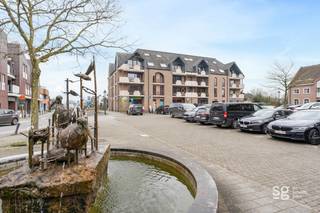 Gezellige appartment in het centrum van De Pinte. Het appartement omvat: inkomhal met gastentoilet, een gezellige woonkamer met open keuken...