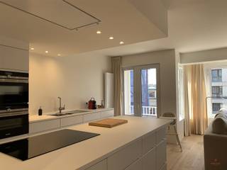 <p><span>Appartement spacieux et accueillant dans un emplacement de choix à Ostende.</span></p><p><span> </span></p><p><span>Cet appartement spacieux et bien entretenu est situé sur la Koninginnelaan à Ostende, à quelques pas du front de mer, de l'arrêt de tramway et de diverses commodités.</span></p><p><span>Grâce à cette situation centrale, vous pouvez profiter du meilleur de la côte : détente au bord de la mer, magasins et transports en commun à proximité.</span></p><p><span> </span></p><p><span>Depuis l'appartement, vous bénéficiez également d'une belle vue latérale sur la mer.</span></p><p><span> </span></p><p><span>L'appartement est loué entièrement meublé et équipé, vous pouvez donc emménager immédiatement et profiter de votre séjour sans soucis.</span></p><p><span>La domiciliation n'est pas possible.</span></p><p><span> </span></p><p><span>Avantages :</span></p><ul><li><span>Appartement spacieux</span></li><li><span>Excellente situation</span></li><li><span>Efficacité énergétique</span></li><li><span>Equipé et meublé</span></li><li><span>Cave disponible</span></li><li><span>Vue latérale sur la mer</span></li></ul><p><span> </span></p><p><span>Disposition :</span></p><ul><li><span>Hall d'entrée spacieux, cuisine (plaque de cuisson à induction, lave-vaisselle, four, réfrigérateur avec 2 compartiments de congélation), débarras avec lave-linge et sèche-linge, chambre 1 avec salle de douche attenante, chambre 2 avec salle de douche attenante</span></li></ul><p><span> </span></p><p><span>Informations :</span></p><ul><li><span>Loyer : € 1.150 + € 75 charges communes + € 42 internet = € 1.267 par mois</span></li><li><span>Garantie de loyer : 3 mois</span></li><li><span>Frais supplémentaires : part du locataire dans la description du lieu</span></li><li><span>Disponibilité : immédiate </span></li><li><span>EPC : B</span></li><li><span>Pas de domicile</span></li></ul><p><span> </span></p><p><span>Intéressé(e) ? Contactez notre bureau au 09 227 08 90 ou à yana@heritagevastgoed.be</span></p><p><span> </span></p><p><span> </span></p><p><span> </span></p><p><span> </span></p>