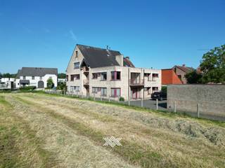 Dit lichtrijk appartement met aangenaam uitzicht op het achterliggende groen bevindt zich achteraan het gebouw op de eerste verdieping van...