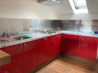 gelijkvloers appartement gelegen te Harmoniestraat 4, 2018 Antwerpen. Dit appartement bevat een leef- en slaapruimte, open keuken, badkamer en terras. Prijs: €820 +  €40 provisie.