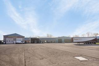 <p>Op een terrein van 1ha 28a 36ca te Zepperenweg 103 - 105, Sint-Truiden bieden wij een volwaardige bedrijfssite aan met circa 5.400 m² bebouwde oppervlakte: bedrijfsgebouwen, burelen en een ruime woning. Vandaag logistiek ingevuld.<br /><br /><strong>Ligging</strong><br />De voorzijde van het perceel (ca. 6.680 m²) ligt in woongebied, de achterzijde in industriegebied. Die dubbele bestemming opent een breed scala aan invullingen. De expressweg ligt vlakbij en het terrein is vlot toegankelijk.<br /><br /><strong>Bedrijfsgebouwen (ca. 5.000 m²)</strong><br />Opgetrokken tussen 1977 en 1995: twee gesloten loodsen waarvan één verwarmd, twee open loodsen voor stockage, een garage met werkfosse en een afzonderlijk magazijn. Logistiek volledig uitgerust met twee laadkaaien, een carwash met olieafscheider en ruime manoeuvreerruimte. Daarnaast circa 250 m² bureel- en opslagruimte met aparte personeelsvoorzieningen.<br /><br /><strong>Woning (ca. 200 m²)</strong><br />Ruime living, keuken, drie slaapkamers, badkamer en een kelder met garage van 180 m². EPC-label D, op te frissen of te renoveren. Een uitgelezen oplossing voor een eigenaar-zaakvoerder of als bijkomende huuropbrengst.<br /><br /><strong>Technisch</strong><br />Elektrische installatie en mazoutverwarming conform gekeurd. Op het dak liggen 96 zonnepanelen met een totaalvermogen van 39.840 Wp.<br /><br /><strong>Samenvatting</strong><br />Totale oppervlakte: 1ha 28a 36ca, deels woongebied en deels industriegebied<br />Bebouwde oppervlakte: ca. 5.400 m²<br />Bedrijfsruimte: ca. 5.000 m² loodsen en 250 m² bureel<br />Woning: ca. 200 m²<br />Zonnepanelen: 96 stuks<br />Bouwjaren: 1977 tot 1995<br /><br />Klaar voor onmiddellijke ingebruikname. Contacteer ons kantoor voor meer informatie of een bezichtiging.</p>