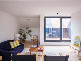<strong>Prachtig duplex appartement met 3 slaapkamers en 2 terrassen in een voormalige herenwoning, nabij het historisch centrum van Gent.</strong><br /><br />Deze prachtige eigendom bevindt zich op de bovenste verdieping van een voormalige herenwoning, recent opgedeeld in vier appartementen. De ligging nabij het Sint-Annaplein en het historisch centrum garandeert een uitstekende bereikbaarheid en alle voorzieningen op wandelafstand.<br /><br />Dit doorzonappartement combineert hedendaags comfort met een rustieke uitstraling dankzij de behouden authentieke balken.<br />Vooraan bevindt zich de gezellige leefruimte, achteraan de Bulthaup-keuken met aansluitende eetplaats. Zowel aan de voor- als achterzijde is er een terras, waardoor je de hele dag door van de zon kan genieten.<br /><br />Op dit verdiep bevindt zich een eerste slaapkamer met ensuite badkamer. Verder zijn er in de hal een toilet, vestiaire en een praktische berging met aansluiting voor wasmachine en droogkast.<br /><br />De duplexverdieping telt twee volwaardige slaapkamers met ingemaakte kasten, een nachthal met extra maatkasten en een badkamer met wastafel en douche.<br /><br />Extra: fietsenberging in de residentie. <br />Verplichte aankoop van een praktische kelderberging. <br /><br />Dit project spreekt aan door zijn beperkt aantal <strong>entiteiten, zijn topligging, zijn prijs/kwaliteitsverhouding en zijn zeer aantrekkelijke kostenstructuur.</strong> Door het beperkte aantal woonunits is een <strong>vereenvoudigd beheer </strong>mogelijk waardoor de <strong>maandelijkse lasten zeer laag liggen</strong>. Bijkomende troef is de <strong>aankoop onder registratierechten.</strong><br /><br />Deze residentie is een realisatie van Compagnie Delens, is een ontwikkelingsbedrijf dat met een hedendaagse aanpak van authentiek vastgoed streeft naar unieke en karaktervolle woningen in een stedelijke omgeving.<br /><br />(aandeel kosten en basisakte ten laste van de koper)<br /><br />Voor meer informatie, mail naar info@carloeggermont.be