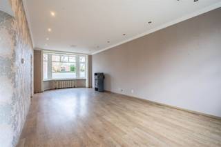 <p><strong>Century21 ImmoNero stelt voor:</strong></p><p>Prestigieuze villa van 373m2 op hoekperceel van 1052m2.  Uiterst ruime woning die in 2024 gedeeltelijk is gerenoveerd en als praktijkwoning / koppelwoning gebruikt kunt worden.  </p><p>Deze woning biedt op <br />GV: Inkomhal, grote woonkamer van ongeveer 40m2, ruime ingerichte keuken van 20m2 met toegang tot het Zuid gerichte terras (40m2),  Ruim bureel (14m3), toilet, wasruimte, dubbele garage en kelder.  </p><p>1e Verdieping: 4 Ruime slaapkamers (18m2, 16m2, 14m2 en 11m2), een badkamer (met ligbad, dubbele lavabo en douche), aparte toilet, speelkamer/ kantoorruimte/ hobbyruimte van 19m2.</p><p>2e verdieping: badkamer (met bad en lavabo), 6de slaapkamer (12m2) en grote afgewerkte zolder die kan worden omgebouwd tot 2 extra slaapkamers (33m2).  </p><p>Deze woning beschikt over een nieuwe badkamer, WC, een recente condensatie ketel,</p><p>www.sint-annastraat47.be    </p>