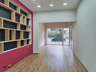 <p><strong>Winkelruimte te huur in centrum van Sint-Gillis.</strong> <br /><br />Gelegen in het <strong>bruisende hart van Sint-Gillis-bij-Dendermonde</strong>, vindt u deze<strong> veelzijdige en gebruiksvriendelijke commerciële ruimte</strong> van circa 70m². <br />Dankzij de <strong>efficiënte indeling</strong> is de ruimte <strong>eenvoudig an te passen aan uw specifieke noden</strong>, zo is deze ruimte <strong>geschikt voor diverse commerciële activiteiten</strong>. <br />Naast de <strong>hoofdruimte</strong> beschikt het pand nog over een<strong> bergruimte</strong> en een <strong>sanitaire voorziening</strong>.<br /><br />Extra troef: in de directe omgeving is er <strong>voldoende parkeergelegenheid</strong> voor klanten.<br /><br />Heeft u nood aan <strong>extra opslagcapaciteit</strong>? Dan is er -in overleg- een <strong>mogelijkheid tot het bij huren van een ruime garage</strong> voor slechts €100 per maand. <br /><br />De winkel is voorzien van een <strong>energiezuinige airconditioning</strong>. <br /><br />Wenst u bijkomende info en/of een bezoek? <br />Contacteer ons dan via verhuur@immotijl.be of 0473 84 46 14.</p>