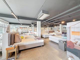 This commercial property of approximately 617 m² is spread over two floors and has three parking spaces. The building is easily accessible thanks to its location near major access roads and public transport. In addition, the building has good visibility, which can be an interesting asset for commercial activities.The two-level layout offers flexibility for various uses, such as retail space, office or showroom. The available parking spaces increase ease of use for staff or visitors.Are you looking for commercial property consisting of commercial property for rent in the center of Ypres? Don't hesitate to contact us on 056 21 11 11!