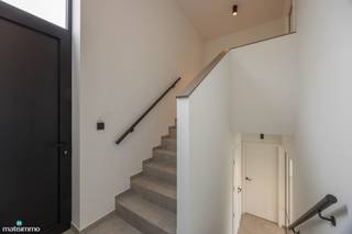<span>HOOGWAARDIG AFGEWERKTE NIEUWBOUWWONING MET DRIE SLAAPKAMERS EN TUIN (INCLUSIEF TUINONDERHOUD) TE RIEMST</span><br /><br />Deze nieuwbouwwoning vinden we terug aan Int Boelarvelt 15 te Zichen-Zussen-Bolder, een deelgemeente van Riemst. Dankzij de ligging in een doodlopende straat geniet de woning van veel rust en beperkte verkeersdrukte. Alle nodige faciliteiten zijn in de nabije omgeving gelegen, net zoals het op- en afrittencomplex van de autostrade waardoor omliggende dorpen en steden vlot bereikbaar zijn.<br /><br />De woning is afgewerkt met hoogwaardige materialen en is voorzien van alle comfort, zo zijn er 10 zonnepanelen, een regenwaterput van 5000 liter waarop de toiletten en de buitenkraan zijn aangesloten, een alarminstallatie, 1 laadpaal, verlichting en een warmtepomp.<br /><br />De indeling van de woning is als volgt:<br />GELIJKVLOERSE VERDIEPING:<br />- Inkomhal.<br /><br />VERDIEPING -1:<br />- Lichtrijke woonkamer met open keuken. De keuken is voorzien van een inbouwkoelkast, inductiekookplaat met afzuigkap, oven, microgolfoven en een vaatwasser.<br />- Ruime berging met aansluiting voor het wasmachine.<br />- Toilet.<br /><br />VERDIEPING +1:<br />- Nachthal.<br />- 3 slaapkamers.<br />- Badkamer. De badkamer is voorzien van een dubbele lavabo en een inloopdouche.<br /> - Toilet.<br /><br />De woning is voorzien van twee parkeerplaatsen en een ruime omheinde tuin met terras en een buitenberging.<br /><br />De huurprijs bedraagt € 1.375,00 + € 225,00 vaste kosten per maand.<br />In de vaste maandelijkse kosten zitten volgende zaken inbegrepen: onderhoud warmtepomp, onderhoud regenwatersysteem + vervangen van de filters, onderhoud ventilatie + vervangen van de filters, onderhoud buiten (snoeien haag en perken, verwijderen grof onkruid, gebruik robotmaaier inclusief het onderhoud van de robotmaaier).<br /><br /><span>Wilt u graag een bezichtiging inplannen voor deze prachtige nieuwbouwwoning? Contacteer ons dan vrijblijvend via info@matisimmo.be.</span>
