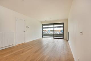 Recent appartement in Residentie Louise Marie op een supercentrale ligging vlakbij winkels, openbaar vervoer, verbindingswegen. Verkoop onder registratie.<br /><br />Indeling van het appartement:<br />Inkomhal met afzonderlijk gastentoilet.<br />Ruime living op parket +/- 30 m². <br />Open ingerichte keuken voorzien van kasten en toestellen.<br />Slaapkamer 1: +/- 10 m² op parket.<br />Slaapkamer 2: +/- 9,5 m² op parket.<br />Badkamer: ingerichte met dubbele wastafel met meubel, inloopdouche.<br />Terras grenzend aan de living: +/- 2,93 x 9,3 m.<br /><br />Ondergrondse autostaanplaats: afzonderlijk aan te kopen aan € 35.000.