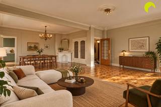 <p><span>Op een absolute toplocatie in Antwerpen bevindt zich dit charmante te renoveren appartement van maar liefst 140 m², gelegen op de 7e verdieping van een statige residentie met bijzonder veel allure.</span></p><p><span>Bij het binnenkomen wordt u meteen ondergedompeld in een sfeer van grandeur, karakter en tijdloze elegantie. De royale gemeenschappelijke inkomhal, afgewerkt met karaktervolle materialen, vormt meteen de voorbode van wat dit appartement te bieden heeft.</span></p><p><span>Een van de absolute troeven is het prachtige uitzicht over het Albertpark en het nieuwe provinciehuis van Antwerpen. Dankzij de ligging op de 7e verdieping geniet u bovendien van een aangenaam gevoel van ruimte en licht. Openbaar vervoer bevindt zich letterlijk voor de deur en ook belangrijke verbindingswegen zijn vlot bereikbaar.</span></p><h3><span>Een royale basis om helemaal naar uw hand te zetten</span></h3><p><span>Het appartement werd steeds met de nodige zorg onderhouden, maar biedt vandaag vooral een unieke kans voor wie op zoek is naar ruimte, karakter en een appartement dat naar eigen inzichten gerenoveerd kan worden. </span></p><p><span>De huidige indeling is ruim en evenwichtig. U betreedt het appartement via een royale inkomhal, voorzien van een marmeren vloer, ingebouwde vestiaire en afzonderlijk gastentoilet. Aan de voorzijde bevindt zich de ruime en lichte leefruimte. De combinatie van de grote raampartijen, overvloedige natuurlijke lichtinval en prachtige parketvloer zorgt hier voor een bijzonder aangename sfeer. </span></p><p><span>Aansluitend bevindt zich de gesloten keuken. Deze is aan vernieuwing toe, maar biedt dankzij haar ligging interessante mogelijkheden. Zo kan de tussenmuur desgewenst worden verwijderd en kan een ruime, open leefkeuken worden gerealiseerd die naadloos aansluit bij de leefruimte.</span></p><p><span>Het appartement beschikt over drie slaapkamers, waaronder twee bijzonder ruime kamers van respectievelijk 23 m² en 19 m². De derde kamer van 10 m² is ideaal als kinderkamer, dressing, bureau of hobbyruimte.</span></p><p><span>De tweede slaapkamer biedt bovendien toegang tot een gezellig terrasje van ca. 1,5 m².</span></p><p><span>De badkamer ademt dezelfde klassieke charme en is volledig uitgevoerd in marmer. Ze beschikt over een ligbad, lavabo met spiegel, toilet en bidet.</span></p><h3><span>Praktisch en comfortabel</span></h3><p><span>De maandelijkse gemeenschappelijke kosten bedragen circa 250 euro (syndicus, blokpolis, onderhoud van de gemene delen en liften, provisie voor water en verwarming en het reservefonds).</span></p><p><span>Bij het appartement hoort bovendien een ondergrondse kelderberging, inbegrepen in de prijs.</span></p><p><span>Voor wie graag over een eigen parkeerplaats beschikt, is er de mogelijkheid om één van de schaarse autostaanplaatsen in het gebouw aan te kopen.</span></p><p><span>In de publiciteit hebben we enkele AI gegeneerde beelden opgenomen van hoe het appartement eruit kan zien na renovatie!</span></p><h3><span>De troeven op een rij</span></h3><ul><li><span>Absolute toplocatie in een klassevolle residentie met zicht op Albertpark en provinciehuis</span></li><li><span>Royale woonoppervlakte van maar liefst 140 m²</span></li><li><span>3 slaapkamers, waaronder 2 bijzonder ruime kamers</span></li><li><span>Kelderberging inbegrepen + mogelijkheid tot aankoop autostaanplaats in het gebouw</span></li></ul><p><span> </span></p><p><span>EPC 210 kWh/m² jaar C-label</span></p><p><span>G-score: A | P-score: A</span></p><p><span>Voor een bezoek ter plaatse kunt u ons contacteren via 03 449 42 41 of <span>hallo@habicom.be</span></span><span>.</span></p><p><span>Benieuwd naar de waarde van uw woning? Check het gratis via <span>www.watismijnhuiswaard.be</span></span><span>.</span></p><p><span> </span></p>