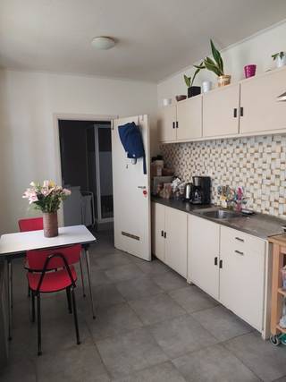 Dit appartement bevat een leef- en slaapruimte, open keuken, badkamer en terras.<br />Tevens is er een binnenkoer.<br />Er wordt een provisie gevraagd van 40 euro per maand.<br /><br />Bij interesse gelieve contact op te nemen met Alexander op volgend nummer: 03/369.23.36