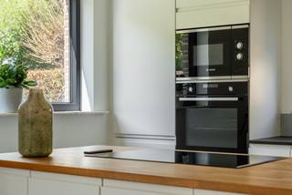 In een zeer rustige, kindvriendelijke buurt én op slechts 200m van het welbekende Gouden Kruispunt winkelcentra (meer dan 60 winkels) treffen we deze moderne, energiezuinige (EPC B) residentieel gelegen villa aan.<br /><br />De, in 1993 gebouwde woning, werd tussen 2019 en 2024 gerenoveerd. Zowel de keuken, badkamer als de wc's evenals de verwarming en elektriciteit zijn vernieuwd. Op de benedenverdieping liggen waterbestendige kurkvloeren van de beste kwaliteit die zorgen voor een aangenaam warmtegevoel.<br />Eerder werden er Schüco ramen met Hoog Rendementsglas én een geïsoleerde voordeur geplaatst. Mede door de 10 zonnepanelen voldoet de woning aan de strengste energienormen.<br /><br />De goed onderhouden tuin met nieuw tuinhuis is zuid-west georiënteerd waardoor veel licht in huis valt. Een slimme 3-fasige laadpaal, airco's (voor koelen en warmen) en domotica toepassingen zorgen ervoor dat de woning klaar is voor de toekomst. De nabijheid van scholen, openbaar vervoer, apotheek,.... zijn pluspunten.<br /><br />Indeling: <br />Gelijkvloers:<br />Inkom met trap en toilet. Dubbele garage, eetplaats, leefruimte en open keuken, bureel of hobbyruimte (momenteel wasplaats).<br /><br />Verdieping:<br />Overloop met bureelruimte, 4 slaapkamers en badkamer.<br />Geïsoleerd dak met betonnen zoldervloer.<br /><br />Bijzonderheden: <br />- recent hoog rendementsglas en deuren (2024)<br />- multi-split airco's 2022<br />- 2 nieuwe sectionaalpoorten<br />- nieuwe Viessman smart gascondensatieketel met geïntegreerde laadboiler<br />- Grohe smartkraan regendouche in de badkamer met Active Rain-spry en Turbo-Stat<br />- keuken met massief houten werkblad en bar<br />- hoogwaardige Bosch toestellen met slimme functies